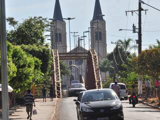 Uma das paisagens mais conhecidas de Aquidauana, a ponte velha com a igreja ao fundo. Cidade completa hoje 119 anos de fundação. (Foto: João Garrigó)
