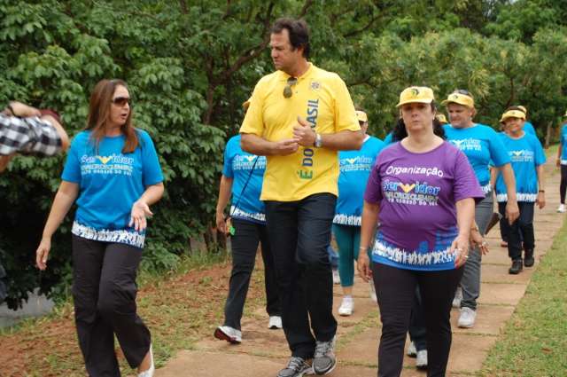 Mesmo com chuva, servidores fazem caminhada com o ex-jogador Carl&atilde;o