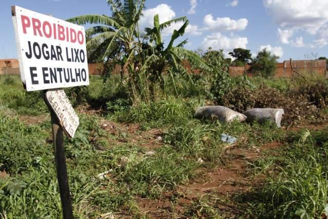 Lix&otilde;es a c&eacute;u aberto em bairros evidenciam falta de conscientiza&ccedil;&atilde;o