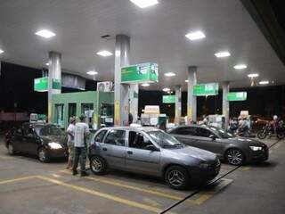 Postos voltaram a receber combustíveis na noite de sábado. (Foto: Fernando Antunes/Arquivo)