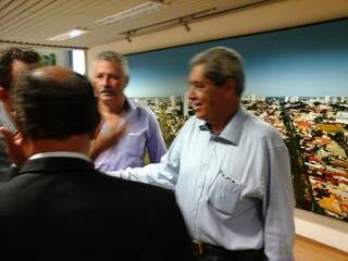 Ex-governador André Puccinelli esteve na Assembleia para conversar com o deputado Zé Teixeira. (Foto:Leonardo Rocha)