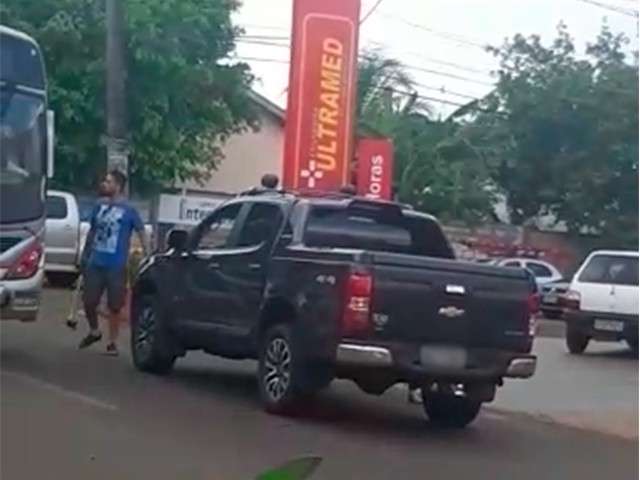 Motorista de &ocirc;nibus &eacute; amea&ccedil;ado com machado ap&oacute;s &#039;&#039;fechar&#039;&#039; caminhonete