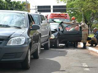 Engavetamento deixou o trânsito tumultuado na avenida Costa e Silva, em Campo Grande (Foto: Minamar Júnior)