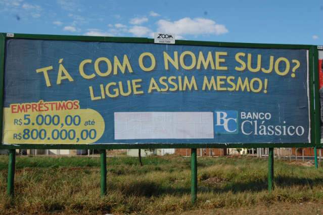  Pol&iacute;cia manda cobrir outdoor com propaganda do golpe do empr&eacute;stimo