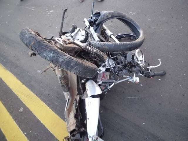 Motociclista morre ao for&ccedil;ar ultrapassagem e ser atingido por carreta e carro