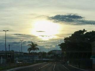 Dia amanheceu parcialmente nublado em Campo Grande. (Foto: Henrique Kawaminami)