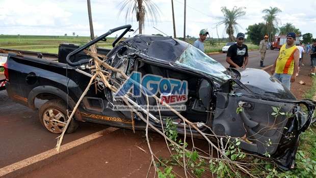 Ve&iacute;culo arranca duas &aacute;rvores, fica destru&iacute;do e condutor sai ileso