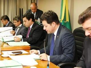 Da esquerda para direita: Lídio Lopes (PEN), Rinaldo Modesto e Beto Pereira, do PSDB, Renato Câmara (PMDB) e Pedro Kemp (PT). (Foto: Roberto Higa e Victor Chileno/ALMS).
