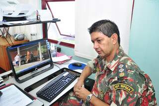 Major Barbosa mostra primeiras fotografias que denunciaram caça na Fazenda Santa Emília. (Foto: João Garrigó)