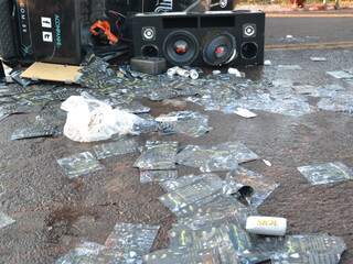Latinhas de cerveja que estavam em uma caixa térmica na carroceria da caminhonete ficaram espalhadas pela via. (Foto: Simão Nogueira)