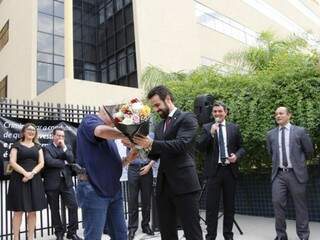 Romão Ávila Mihan Junior, presidente da ASMMP em ato que algemou e entregou flores para manifestantes. (Foto: Assecom MPMS)