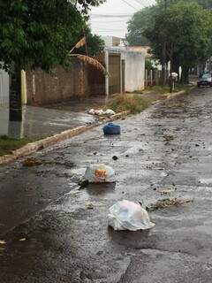No Jardim São Lourenço, lixo está espalhado pelas ruas. (Foto:Direto das Ruas)