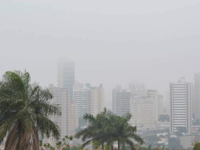 Temperatura em baixa faz cidade ficar encoberta por n&eacute;voa 