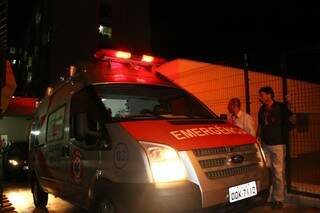 Casal saiu em ambulância da Santa Casa (Foto: Fernando Antunes)