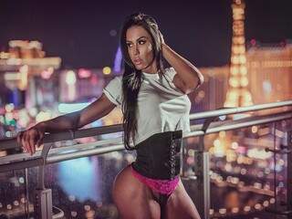 Gracyanne Barbosa, uma das musas fitness da CorpoBelo, com cinta modeladora da marca
