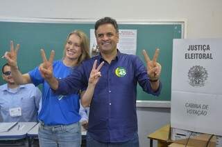 Candidato posa ao lado da esposa após voto em Belo Horizonte. (Foto: Valter Campanato/Agência Brasil)