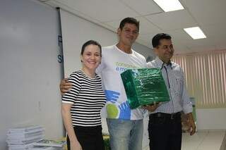 Professor recebeu o prêmio das mãos dos diretores da Águas Guariroba (Foto: Divulgação)