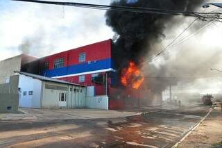 A loja, que não tinha alvará dos bombeiros, ficou destruída (Foto: Simão Nogueira)