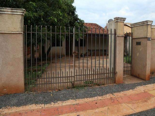 Mulher &eacute; encontrada morta a tiros em casa de policial da reserva 