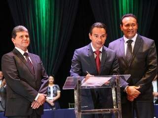 À esquerda, presidente da Câmara, João Rocha (PSDB), o prefeito Marquinhos Trad (PSD) e o vereador Carlos Augusto Borges (PSB), à direita.(Foto: Alcides Neto/Arquivo).