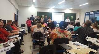 Em reunião, diretores de escola discutem ações de combate à dengue. (Foto:Divulgação)