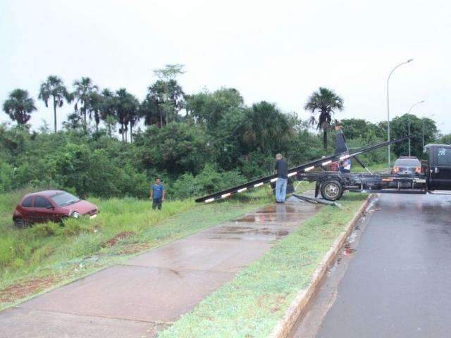 Carro roda na pista, bate em poste e para em canteiro de avenida no Sayonara