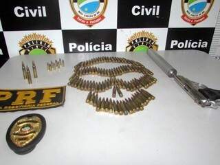 Foram encontradas ainda armas e munições de uso restrito (Foto: Nova Alvorada News)