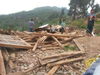 Os vilarejos nas montanhas ficaram totalmente destruídos pelos terremotos (Foto: Yuri Breder)