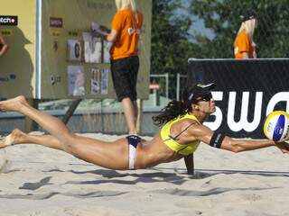 Sul-mato-grossense salta para evitar ponto na etapa do Mundial de vôlei de praia em Aland. (Foto: FIVB)