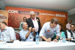 Pré-candidato a vereador, Marcão cumprimenta o governador Reinaldo enquanto Paulinho da Força assina ficha de filiação (Foto: Fernando Antunes)