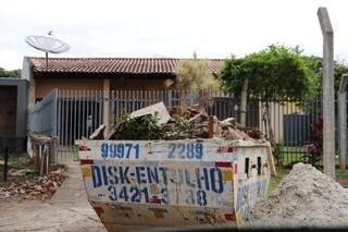 Casa em reforma no Portal de Dourados, onde presos foram deixados ontem por viatura do bombeiro (Foto: Helio de Freitas)