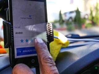 Motorista da Uber avalia passageiro após corrida na tarde desta quinta-feira (04). (Foto: André Bittar)