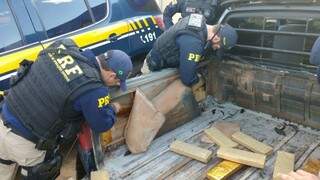 Policiais rodoviários retiram tabletes de maconha de Fiat Strada (Foto: Divulgação)