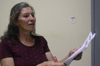 Mulher imprimiu matéria do Campo Grande News e colheu assinaturas em 14 páginas do texto (Foto: Marcos Ermínio)