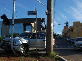 O semáforo ficou destruído (Foto: Simão Nogueira)