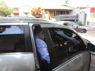 Ex-governador desejou boas festas antes de sair em carro do advogado. (Foto: Paulo Francis)