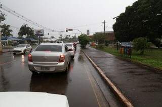 Na Avenida Ceará, trânsito ficou lento devido à chuva. (Foto: Fernando Antunes)