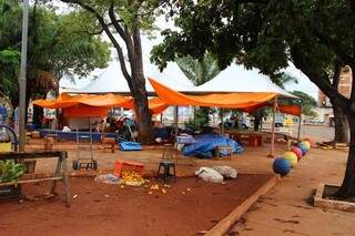 Tenda onde estão sendo vendidos os produtos indígenas (Foto: Fernando Antunes)