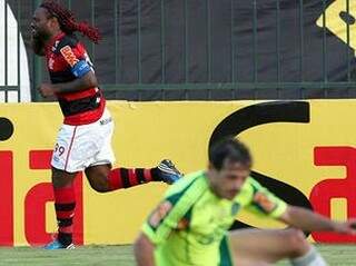 Vagner Love fez o gol de empate do Flamengo em Volta Redonda (Foto: Cléber Mendes)