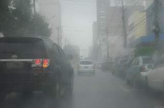 Chuva intensa prejudicou visibilidade de motoristas (Foto: Paulo Francis)