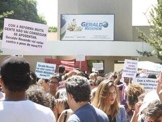 Durante greve há duas semanas, manifestantes acamparam em frente ao escritório de deputado (Foto: Helio de Freitas)