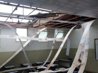 Uma escola tece as telhas e o forro arrancados com o temporal (Foto: Divulgação)