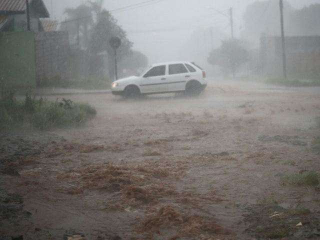 Chuvas e ventos fortes atingem Campo Grande na tarde desta quarta