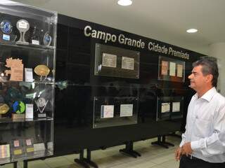Prefeito Nelsinho Trad inaugurou hoje, depois do sorteio do IPTU, a revitalização da Galeria de Prêmios de Campo Grande (Foto: Minamar Júnior)
