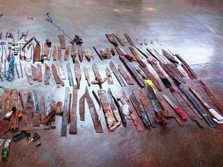 Na PED foram encontrados 110 facas artesanais. (Foto: Divulgação Agepen) 