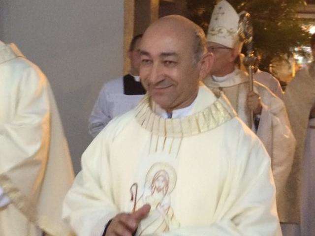 Padre alvo de queixas diz sofrer retalia&ccedil;&atilde;o de fi&eacute;is que perderam poder