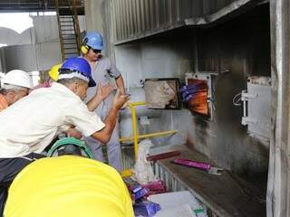 Tabletes de maconha são jogados em forno de indústria em Dourados (Foto: Helio de Freitas)