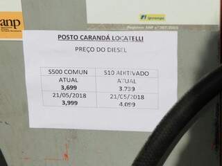 Cumprindo a regra do Governo Federal, posto informa preço antigo e novo do diesel (Foto: Marina Pacheco)