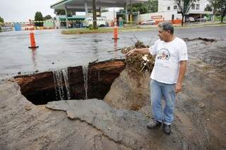 Asfalto cede com a chuva e buraco interdita rua do Jardim Petr&oacute;polis