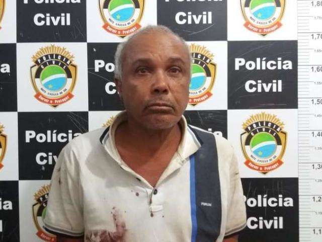 Homem &eacute; preso por tentar matar enteado em roda de cacha&ccedil;a